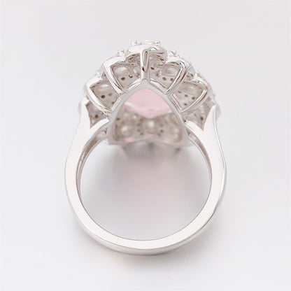 Entourage ring met een grote roze hartvorm briljant, kleine briljant en druppelvorm briljanten