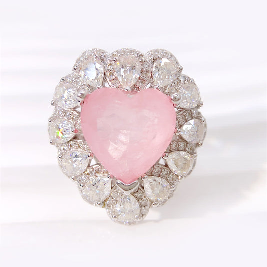 Entourage ring met een grote roze hartvorm briljant, kleine briljant en druppelvorm briljanten