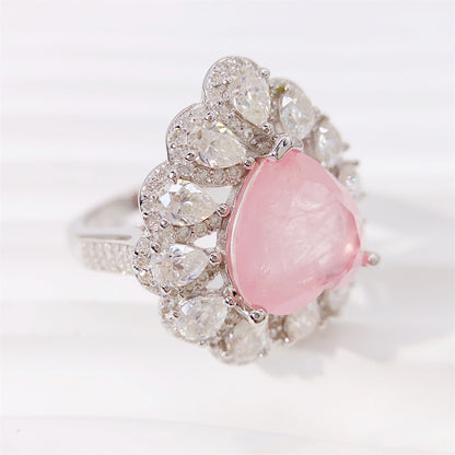 Entourage ring met een grote roze hartvorm briljant, kleine briljant en druppelvorm briljanten