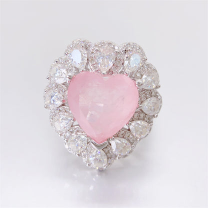 Entourage ring met een grote roze hartvorm briljant, kleine briljant en druppelvorm briljanten