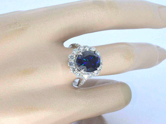 Entourage ring met witte briljanten en een grote saffier blauwe ovaal