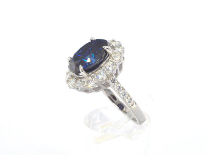 Entourage ring met witte briljanten en een grote saffier blauwe ovaal