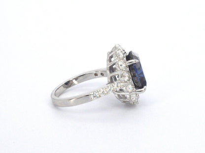 Entourage ring met witte briljanten en een grote saffier blauwe ovaal