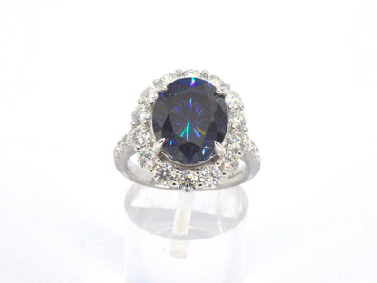Entourage ring met witte briljanten en een grote saffier blauwe ovaal