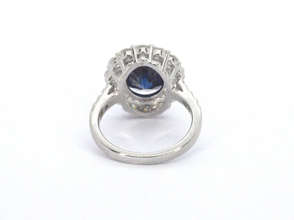 Entourage ring met witte briljanten en een grote saffier blauwe ovaal