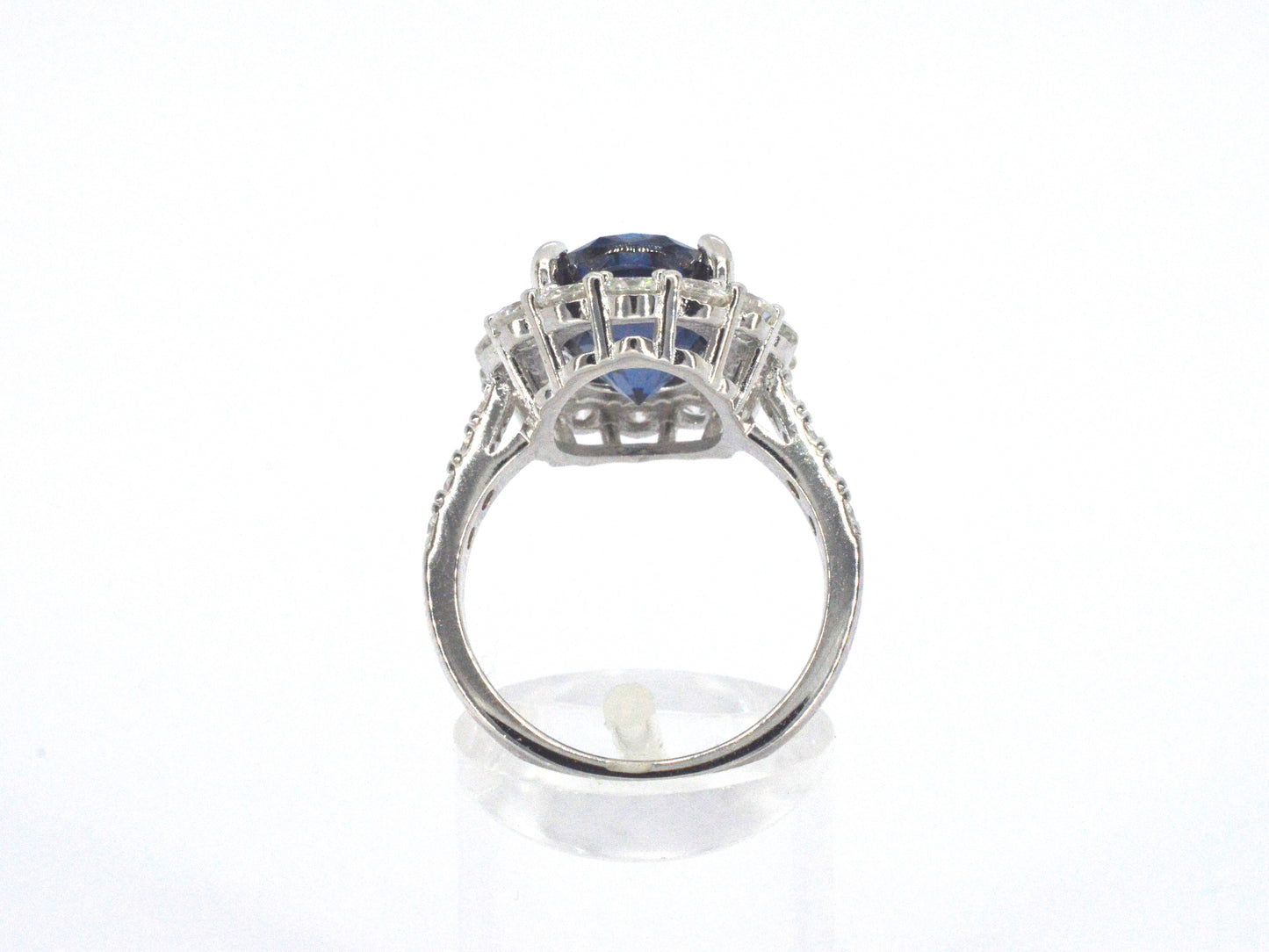 Entourage ring met witte briljanten en een grote saffier blauwe ovaal