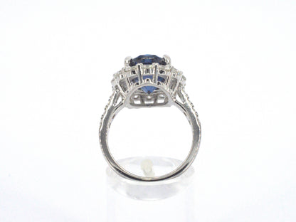 Entourage ring met witte briljanten en een grote saffier blauwe ovaal