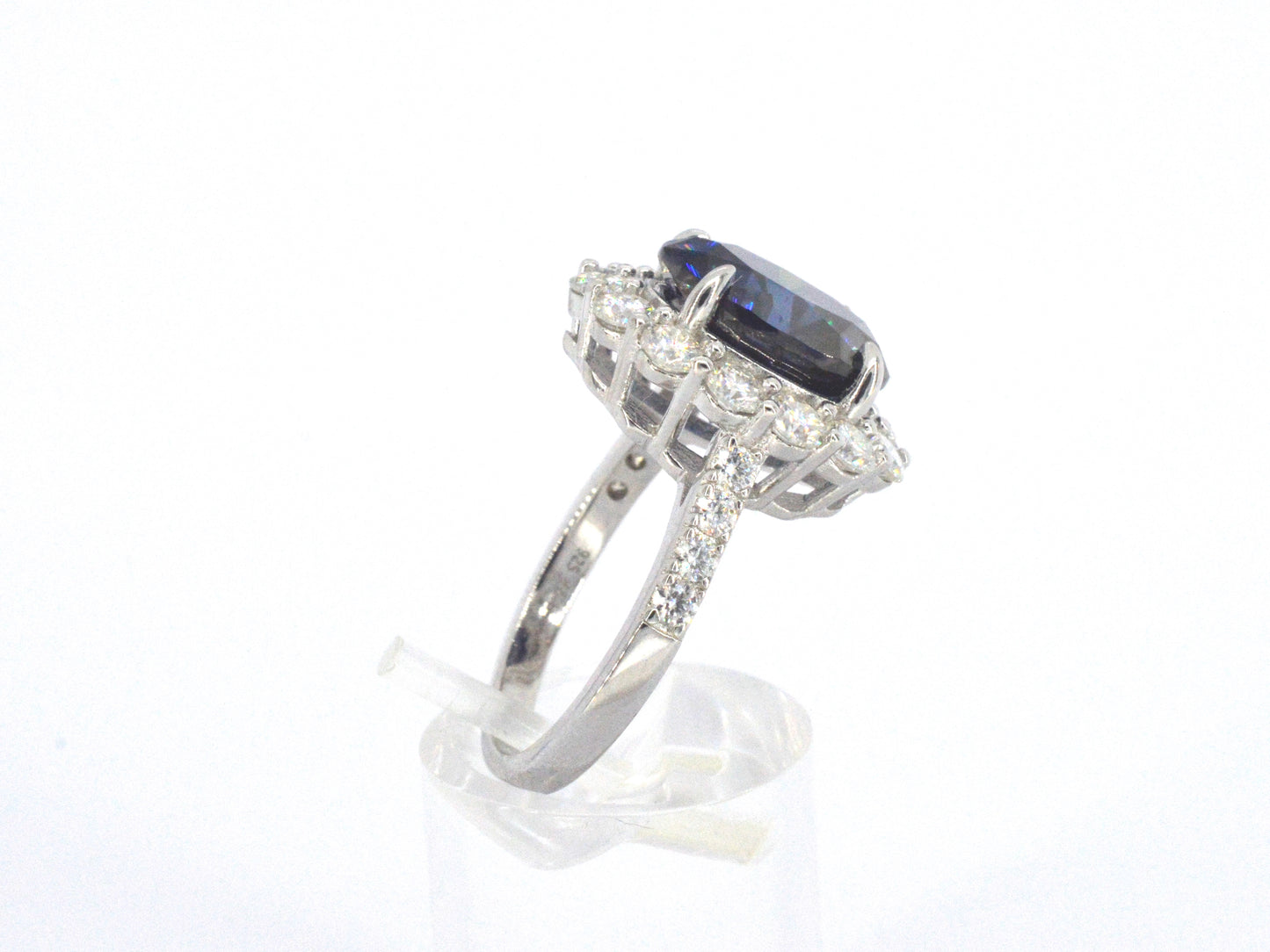 Entourage ring met witte briljanten en een grote saffier blauwe ovaal