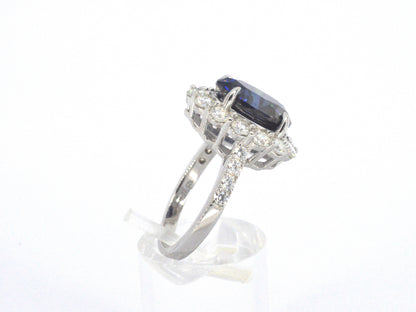 Entourage ring met witte briljanten en een grote saffier blauwe ovaal