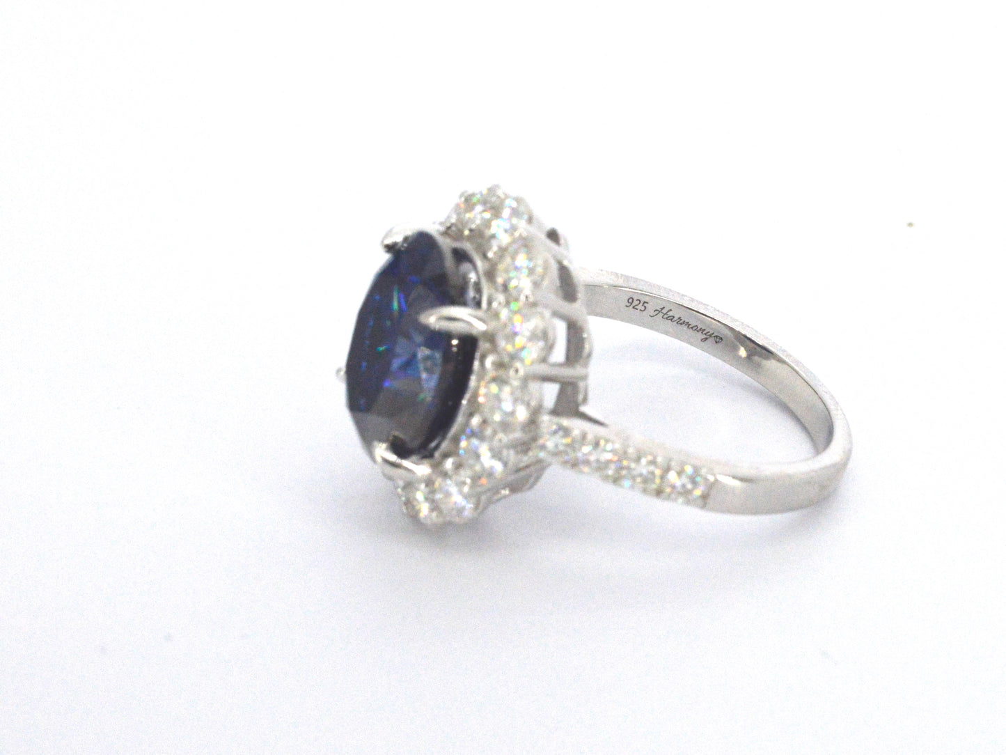 Entourage ring met witte briljanten en een grote saffier blauwe ovaal