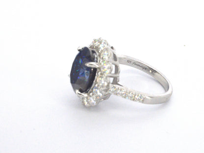 Entourage ring met witte briljanten en een grote saffier blauwe ovaal