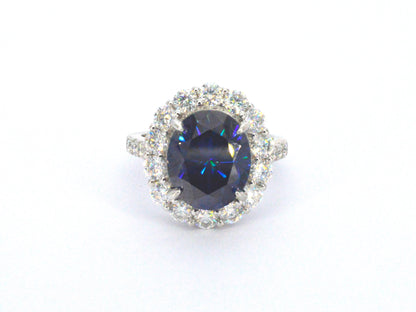 Entourage ring met witte briljanten en een grote saffier blauwe ovaal