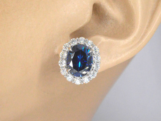 Entourage oorbellen met witte briljanten en grote saffier blauwe ovalen