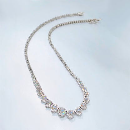 Witte collier met oplopende briljanten van 25.00 carat totaal