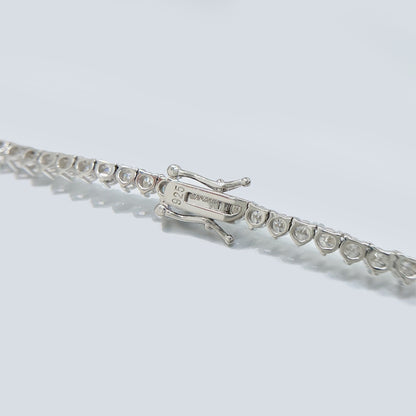 Witte collier met oplopende briljanten van 25.00 carat totaal