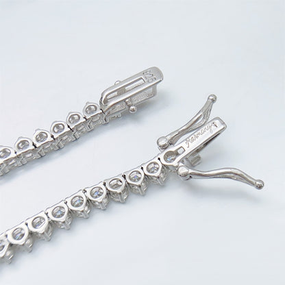 Witte collier met oplopende briljanten van 25.00 carat totaal
