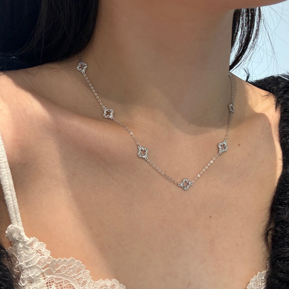 Witte collier met open klavertjes rhodium verguld