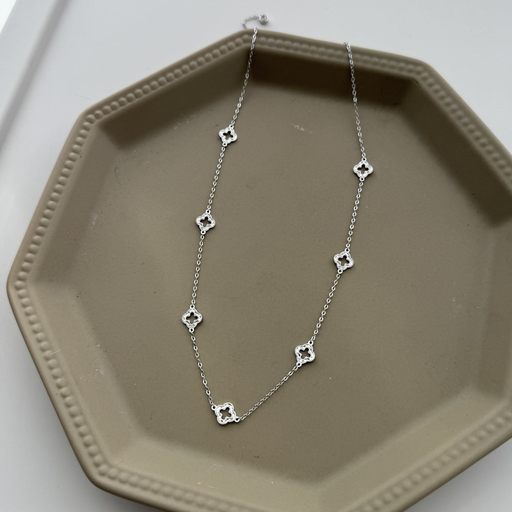 Witte collier met open klavertjes rhodium verguld