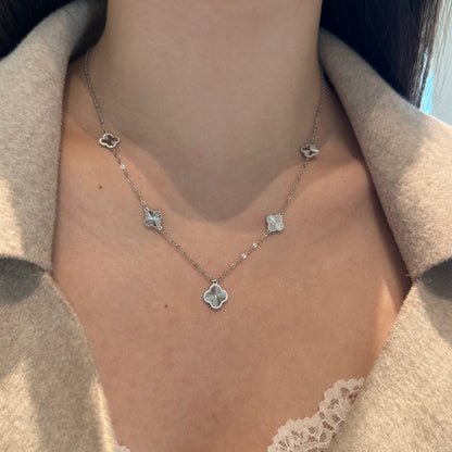 Witte collier met gesloten klavertjes rhodium verguld