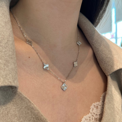 Witte collier met gesloten klavertjes rhodium verguld