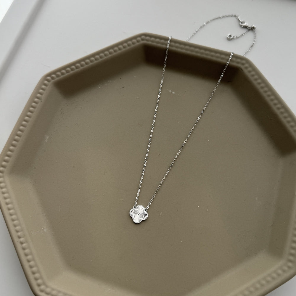 Witte collier met 1 klaver rhodium verguld