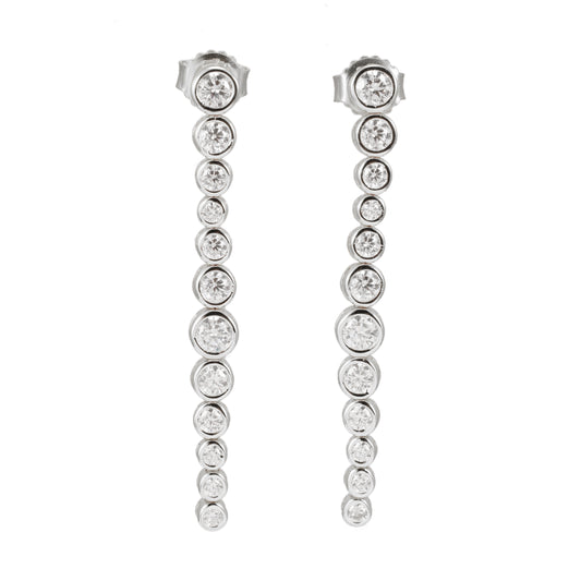 Zilverkleurige oorhangers bezet met briljanten