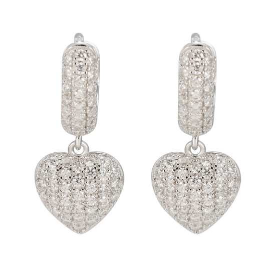 Zilverkleurige oorbellen met hangend hartje bezet met briljanten