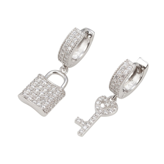 Zilverkleurige oorbellen met slotje en sleutel bezet met briljanten