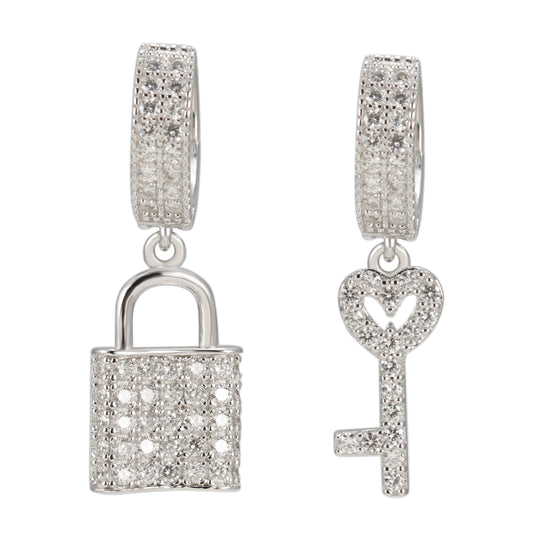 Zilverkleurige oorbellen met slotje en sleutel bezet met briljanten