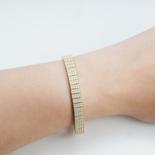 Goudkleurige armband bezet met briljanten