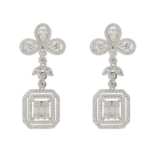 Zilverkleurige oorbellen met rechthoekige schakels bezet met briljanten