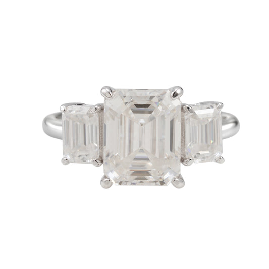 Zilverkleurige ring met centrale steen