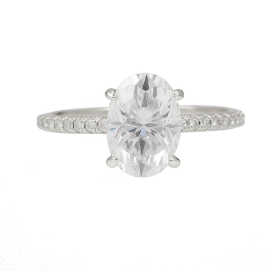 Zilverkleurige ring met centrale steen