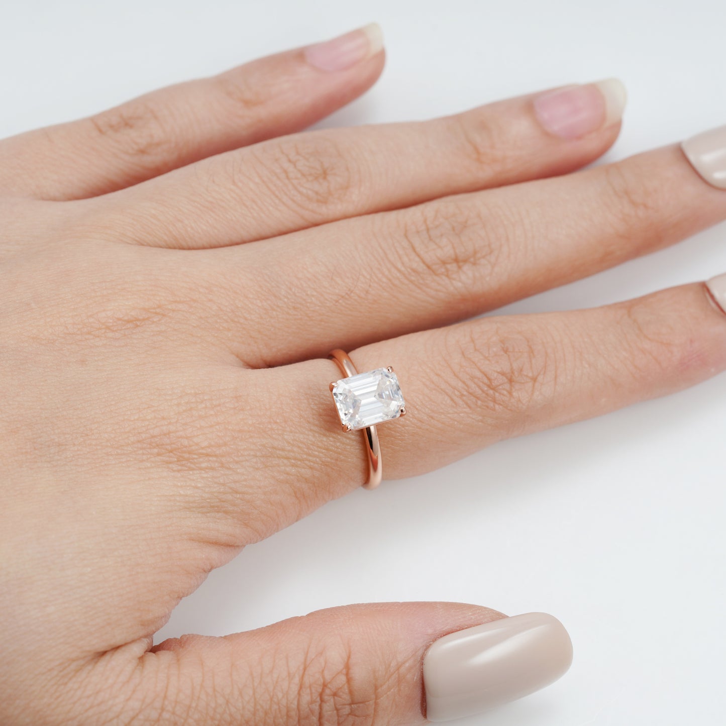 Rosékleurige ring met rechthoekige steen
