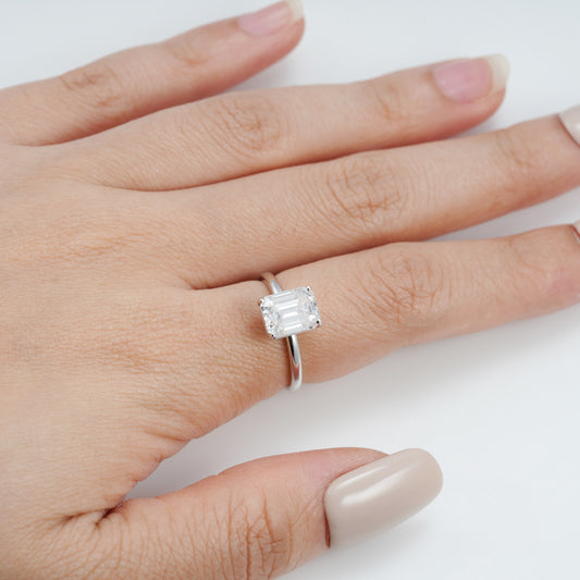 Zilverkleurige ring met rechthoekige steen