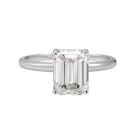 Zilverkleurige ring met rechthoekige steen