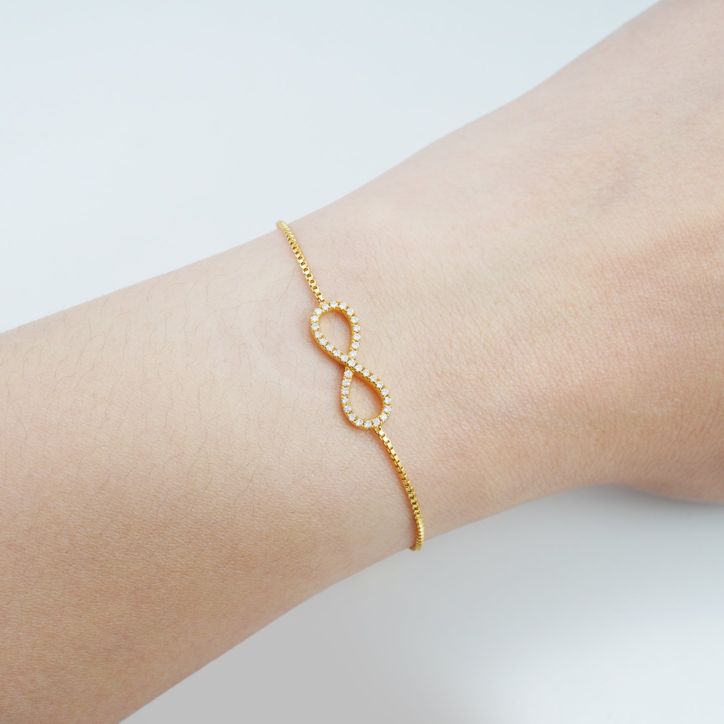 Rose armband met infinity symbool rond gezet met briljanten